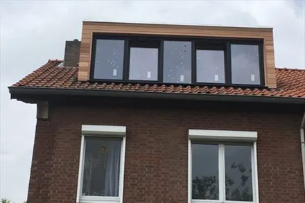 Dezelfde woning met de nieuwe brede dakkapel met houten bekleding