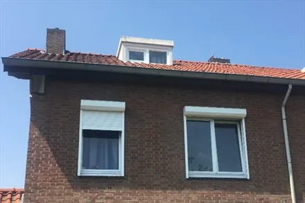 Woning met de oorspronkelijke kleine dakkapel voor de werken