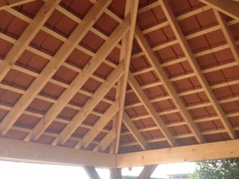 Houten kapconstructie van een poolhouse met piramidedak in onderaanzicht